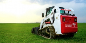 Zahrady snů Daniel Purgert, naše technika, Bobcat T190, hydraulické koště pro čištění komunikace na zakázce