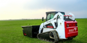 Zahrady snů Daniel Purgert, naše technika, Bobcat T190, dumper uveze 4t na místo kam nezajede sklápěčka