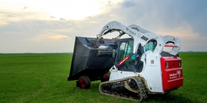 Zahrady snů Daniel Purgert, naše technika, Bobcat T190, dumper uveze 4t na místo kam nezajede sklápěčka